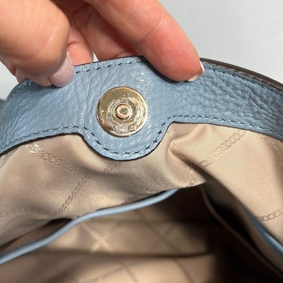 Micheal Kors Raven Large Pebbled Leather Shoulder Bag - Picture 15 of 16